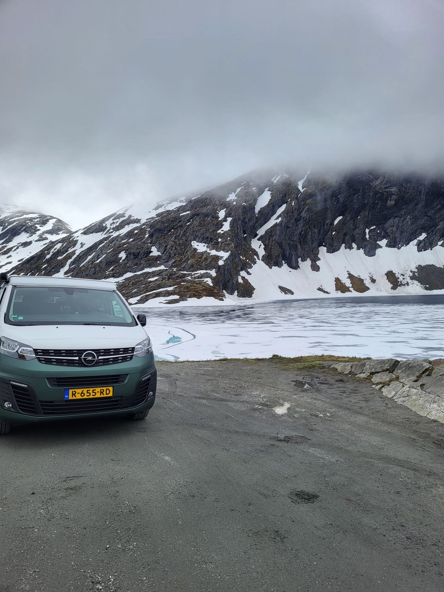 Veilig op Winterreis met je Elektrische Camper: Tips en Verplichtingen